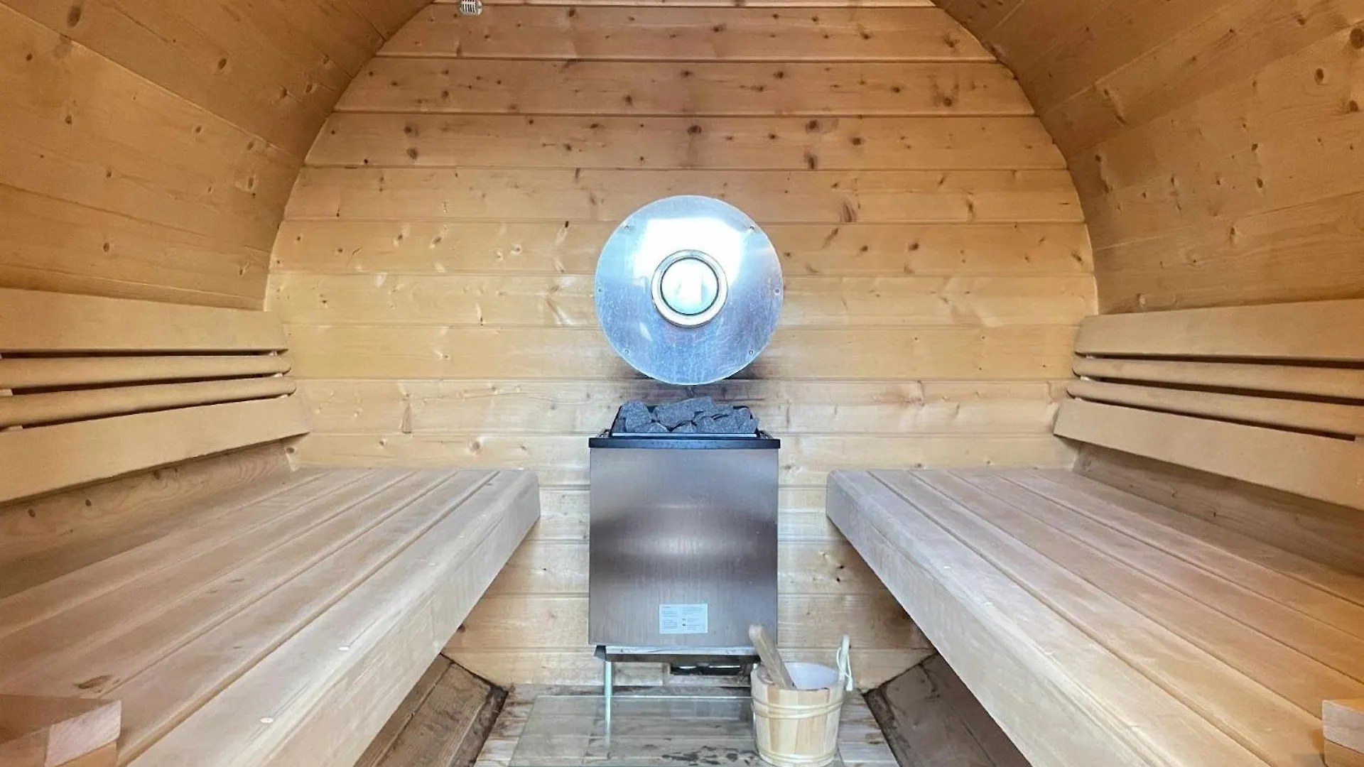 Holiday home Nettes Ferienhaus In Wackersdorf Mit Sauna, Grill Und Whirlpool